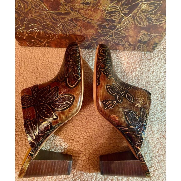 Patricia Nash Ruffina Chocolate/Gold Mules - Picture 3 of 7